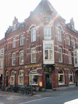 820512 Gezicht op het hoekpand Korte Jansstraat 15 (Muziekhandel Broekmans & Van Poppel) te Utrecht; links de ...